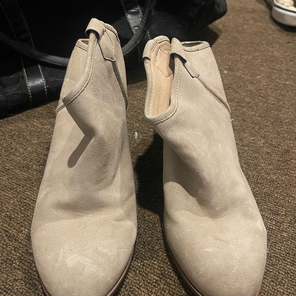 Beautiful never worn boots beige size 8